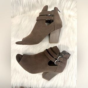 White Mountain ‘SAGE’ Peep Toe Bootie Brown 3" Stacked Heel Size 7.5 USED